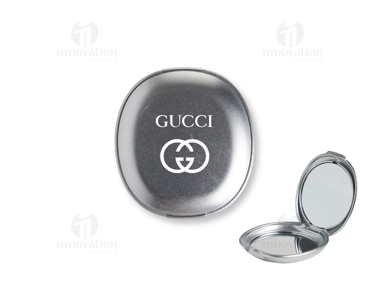 Espelho duplo sem aumento plástico em forma de círculo, vazio e brilhante. Utensílio de cozinha de metal, com design de ícone, cor prateada e limpa. Reflete objetos redondos, pratos, comida, louça, copos e talheres. Ideal para restaurantes, refeições e serviços de mesa. Personalizado com reflexos e sombras, moderno e elegante.