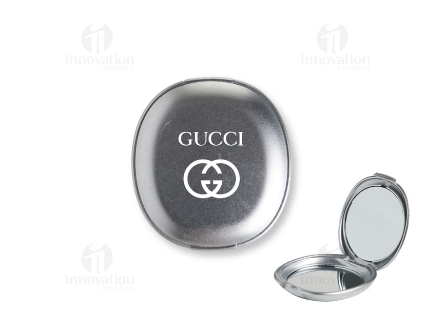 Espelho duplo sem aumento plástico em forma de círculo, vazio e brilhante. Utensílio de cozinha de metal, com design de ícone, cor prateada e limpa. Reflete objetos redondos, pratos, comida, louça, copos e talheres. Ideal para restaurantes, refeições e serviços de mesa. Personalizado com reflexos e sombras, moderno e elegante.