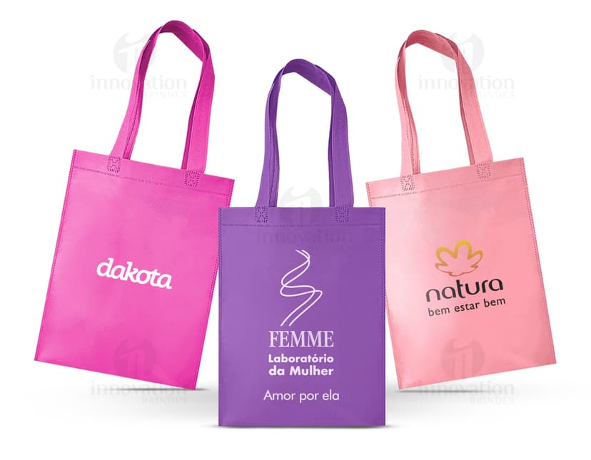 Sacola de TNT branca, lisa e resistente, ideal para compras e transporte de objetos.