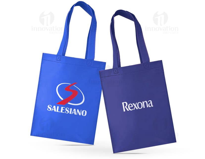 Sacola de TNT branca, lisa e resistente, ideal para compras e transporte de objetos.