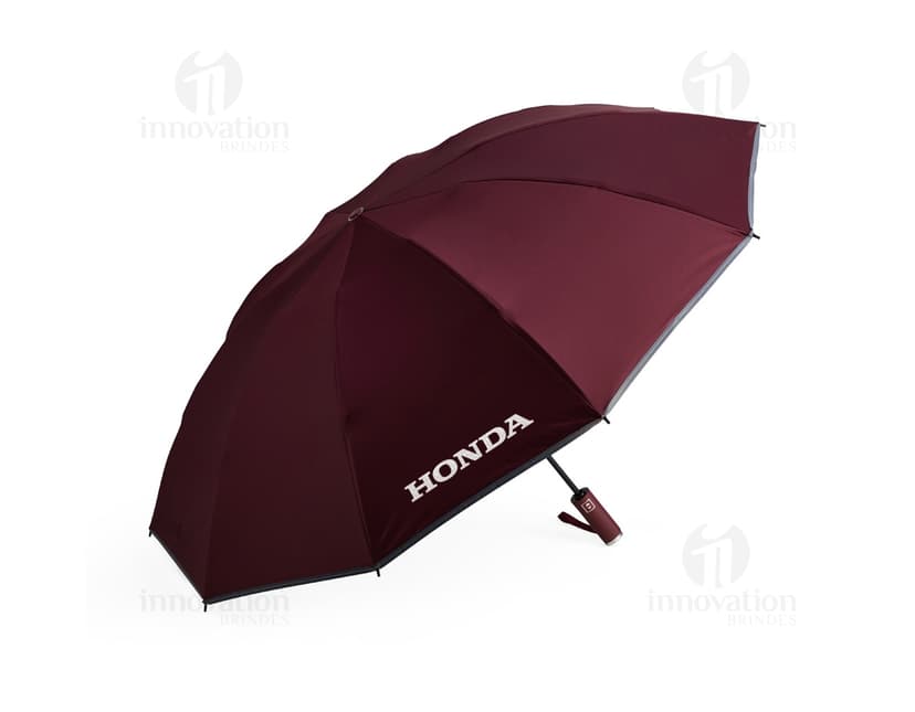 Uma imagem de um guarda-chuva auto poliéster impermeável, em destaque, com tecido preto, durável e resistente à água, ideal para uso em dias chuvosos.