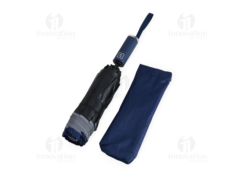 Uma imagem de um guarda-chuva auto poliéster impermeável, em destaque, com tecido preto, durável e resistente à água, ideal para uso em dias chuvosos.