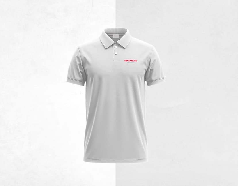 Camiseta Polo preta masculina, feita de algodão, ideal para um look casual e elegante. O modelo, um homem sorridente, está vestindo a camiseta de manga curta, com um estilo moderno e pronto para qualquer ocasião.