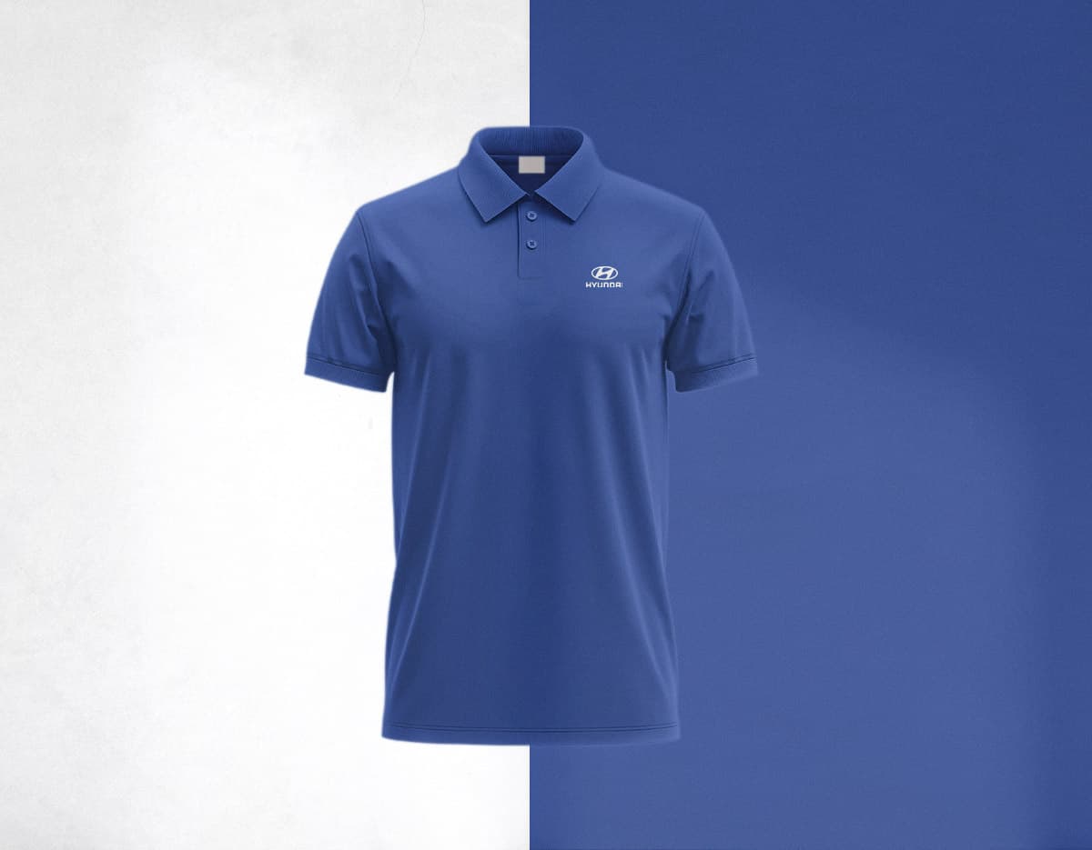 Camiseta Polo preta masculina, feita de algodão, ideal para um look casual e elegante. O modelo, um homem sorridente, está vestindo a camiseta de manga curta, com um estilo moderno e pronto para qualquer ocasião.