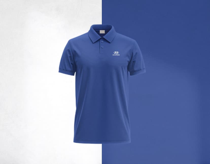 Camiseta Polo preta masculina, feita de algodão, ideal para um look casual e elegante. O modelo, um homem sorridente, está vestindo a camiseta de manga curta, com um estilo moderno e pronto para qualquer ocasião.