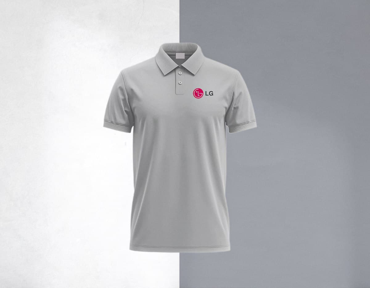 Camiseta Polo preta masculina, feita de algodão, ideal para um look casual e elegante. O modelo, um homem sorridente, está vestindo a camiseta de manga curta, com um estilo moderno e pronto para qualquer ocasião.