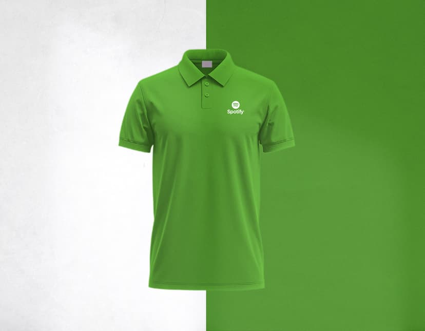 Camiseta Polo preta masculina, feita de algodão, ideal para um look casual e elegante. O modelo, um homem sorridente, está vestindo a camiseta de manga curta, com um estilo moderno e pronto para qualquer ocasião.