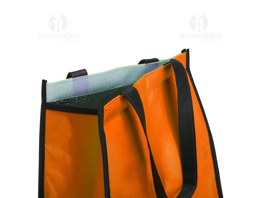 Bolsa Térmica 6 Litros em papelão grunge e couro rosa, vazia e com alça. Ideal para transporte de alimentos e bebidas em lojas de comida e bebida.