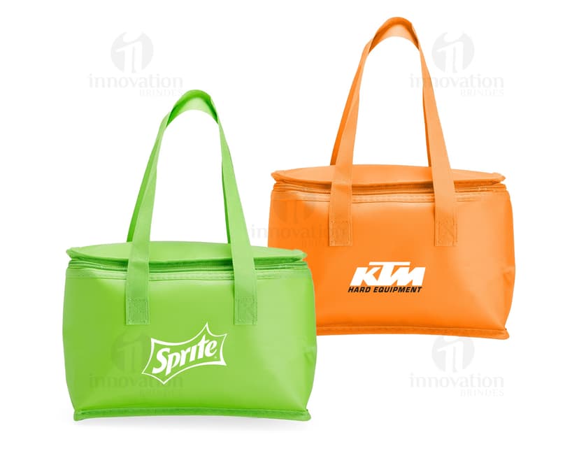 Imagem de uma bolsa térmica de 6 litros em TNT, um produto eletrônico, equipamento de escritório e de transportar, com design moderno em três dimensões.