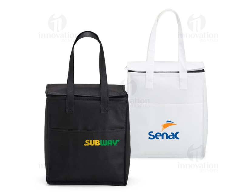 Bolsa térmica de 9 litros em couro marrom, com fecho de zíper, alça de transporte e design elegante. Ideal para manter alimentos e bebidas frescos por mais tempo.