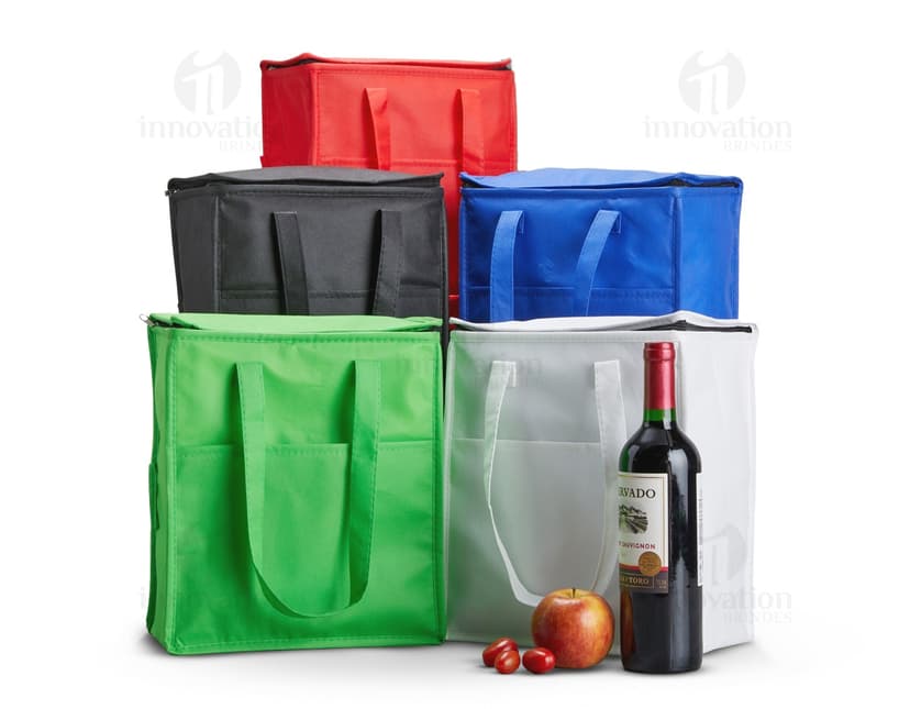 Bolsa térmica de 9 litros em couro marrom, com fecho de zíper, alça de transporte e design elegante. Ideal para manter alimentos e bebidas frescos por mais tempo.