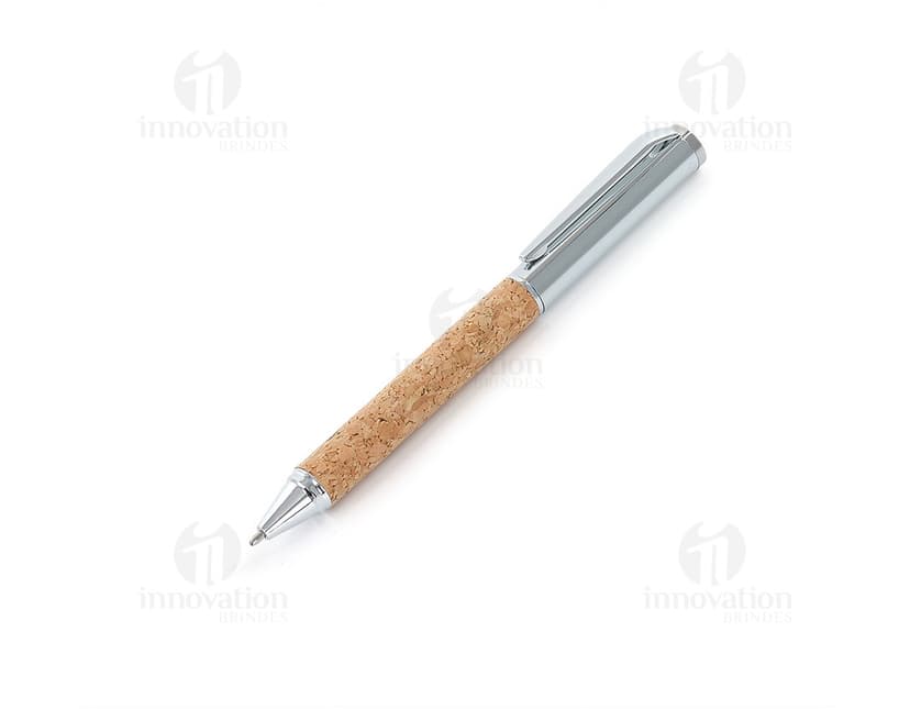 Caneta feita de metal com detalhes em cortiça.