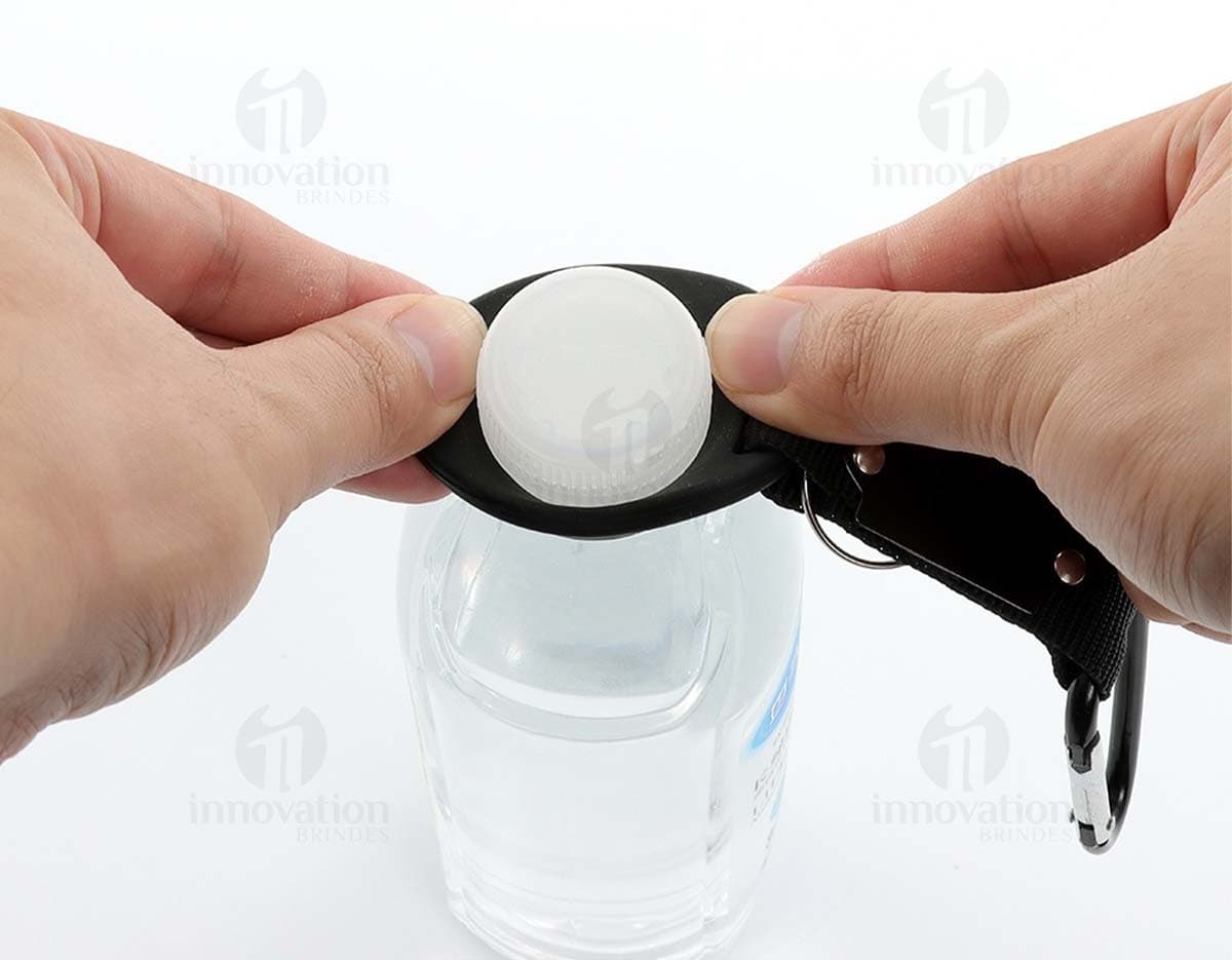 Suporte para Garrafa de cor preta em formato de espiral.