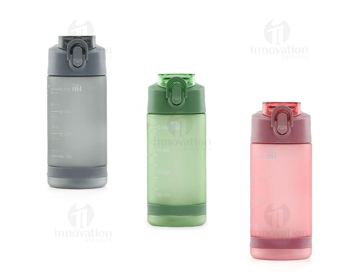 Squeeze plástico de 550ml em cor rosa, com tampa de rosquear e bico para beber. A imagem mostra o produto em um fundo branco.