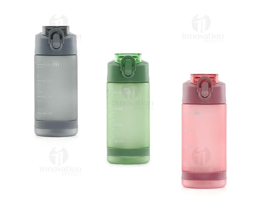 Squeeze plástico de 550ml em cor rosa, com tampa de rosquear e bico para beber. A imagem mostra o produto em um fundo branco.