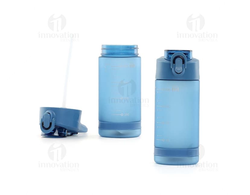 Squeeze plástico de 550ml em cor rosa, com tampa de rosquear e bico para beber. A imagem mostra o produto em um fundo branco.