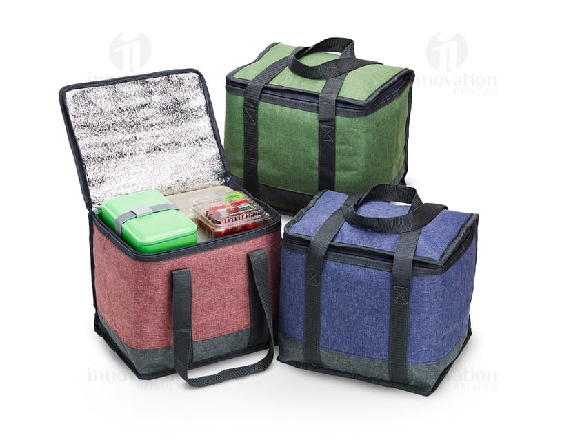 Bolsa Térmica 12 Litros na cor azul, com alça para transporte e zíper na parte superior. A bolsa está fechada e apresenta um design simples e funcional.