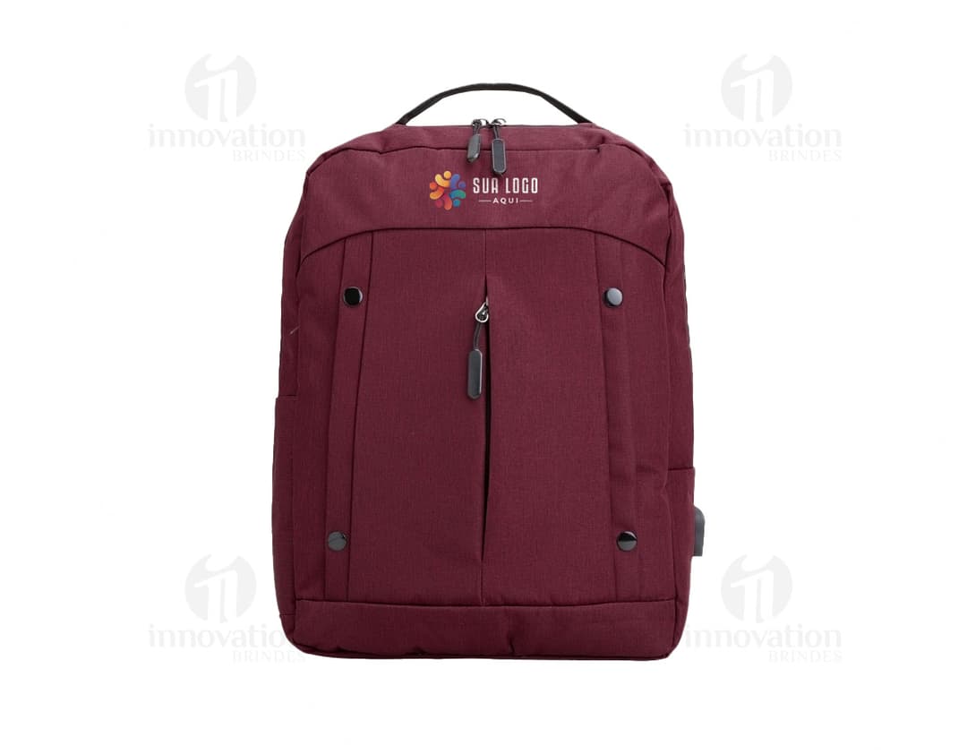 Mochila de nylon de 21 litros em marrom e preto, com alça de couro, zíperes, bolsos e tecido resistente. Ideal para viagens, uso casual e estilo moderno.