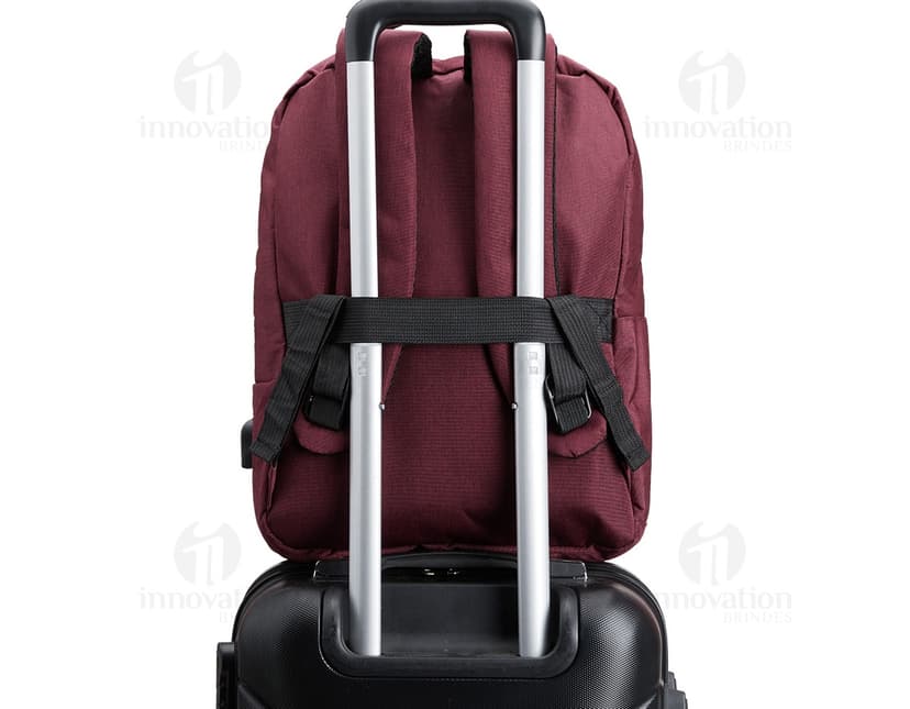 Mochila de nylon de 21 litros em marrom e preto, com alça de couro, zíperes, bolsos e tecido resistente. Ideal para viagens, uso casual e estilo moderno.
