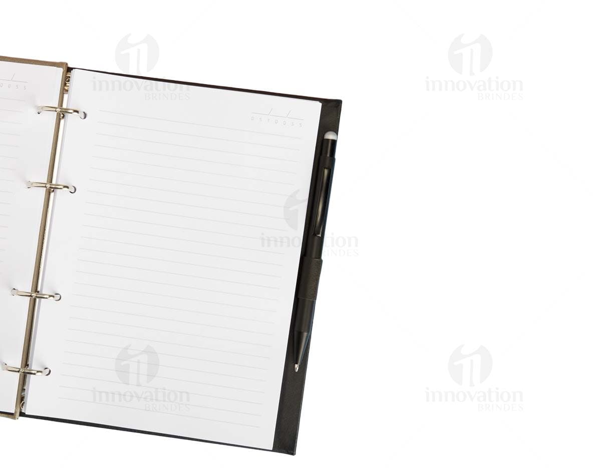 Caderno Fichário de Couro Sintético com capa protetora, folhas em branco, design vintage em couro sintético marrom. Ideal para anotações pessoais, estudos e organização de documentos. Inclui espaço para cartões, dinheiro e caneta. Perfeito para uso em escritórios, escolas e trabalhos de estudo.