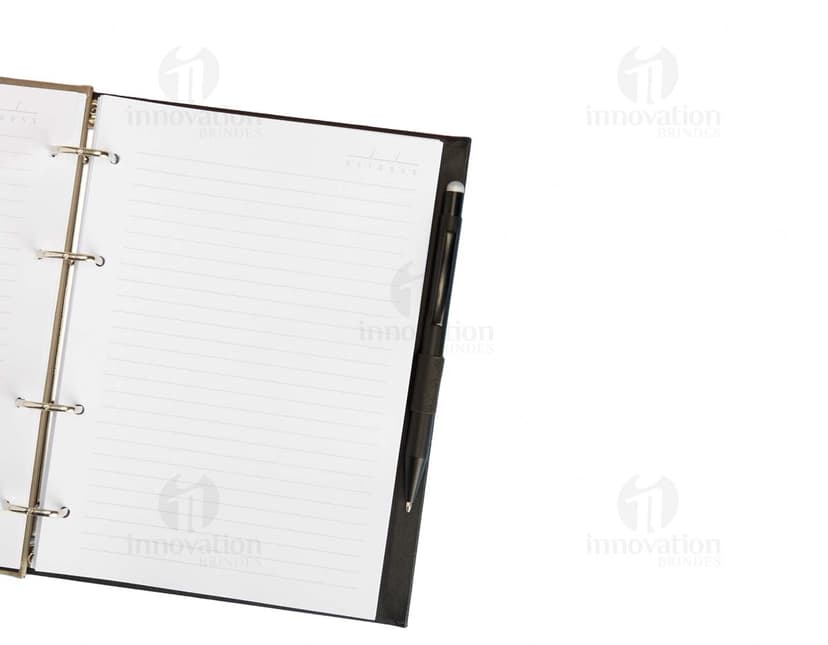 Caderno Fichário de Couro Sintético com capa protetora, folhas em branco, design vintage em couro sintético marrom. Ideal para anotações pessoais, estudos e organização de documentos. Inclui espaço para cartões, dinheiro e caneta. Perfeito para uso em escritórios, escolas e trabalhos de estudo.