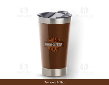 Copo Térmico Brilho e Cores Especiais em tons de amarelo e laranja, transparente e com efeito de reflexo. O copo é ideal para bebidas geladas, como sucos, vitaminas e cocktails refrescantes. Ideal também para manter a temperatura de drinks alcóolicos como vodka e cervejas geladas. Perfeito para quem busca praticidade e estilo em seus momentos de consumo.