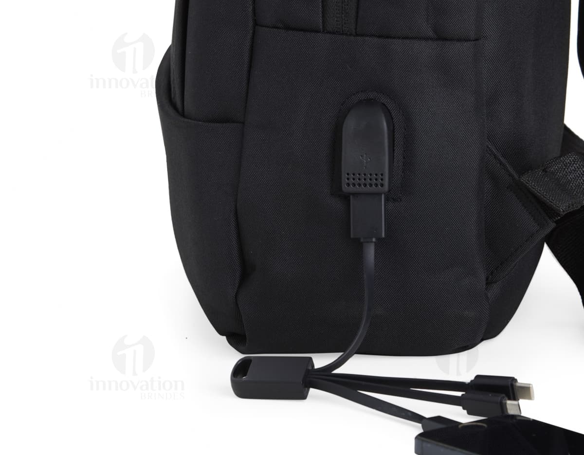Mochila preta de nylon com 22 litros de capacidade, possui entrada USB e 4 compartimentos. Ideal para uso em viagens de negócios ou no dia a dia para transportar objetos e equipamentos de forma organizada.
