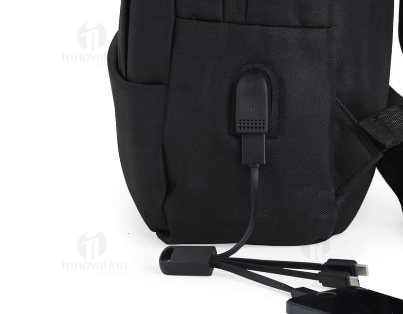 Mochila preta de nylon com 22 litros de capacidade, possui entrada USB e 4 compartimentos. Ideal para uso em viagens de negócios ou no dia a dia para transportar objetos e equipamentos de forma organizada.
