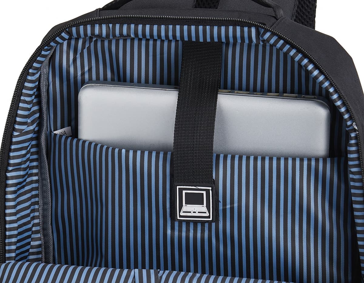 Mochila preta de nylon com 22 litros de capacidade, possui entrada USB e 4 compartimentos. Ideal para uso em viagens de negócios ou no dia a dia para transportar objetos e equipamentos de forma organizada.