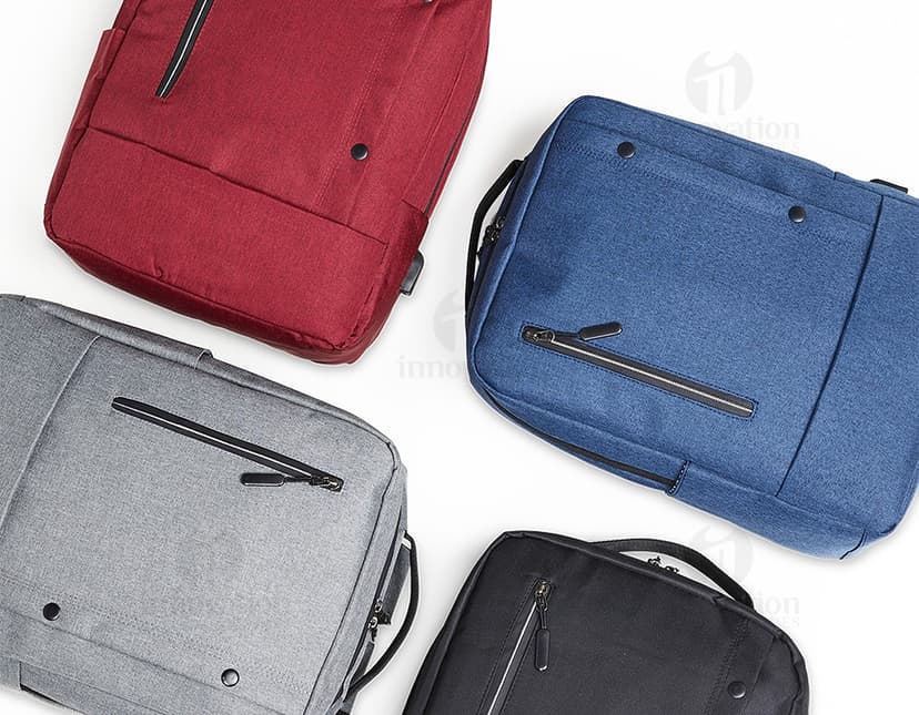 Mochila preta de nylon com 22 litros de capacidade, possui entrada USB e 4 compartimentos. Ideal para uso em viagens de negócios ou no dia a dia para transportar objetos e equipamentos de forma organizada.