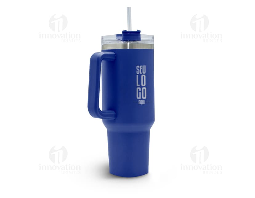 Caneca térmica inox 1,2L c/ tampa em metal prateado, vazia e limpa. A imagem mostra um objeto redondo e brilhante, com tampa e alça.