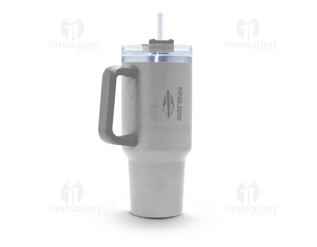 Caneca térmica inox 1,2L c/ tampa em metal prateado, vazia e limpa. A imagem mostra um objeto redondo e brilhante, com tampa e alça.