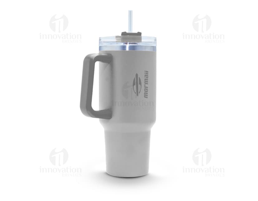 Caneca térmica inox 1,2L c/ tampa em metal prateado, vazia e limpa. A imagem mostra um objeto redondo e brilhante, com tampa e alça.