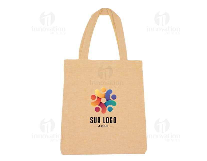 Sacolas de algodão marrom com alças internas em uma loja de moda feminina. Os sacos estão vazios e fechados com etiquetas de papel e fechos de segurança. O design inclui um símbolo de cadeado e etiquetas de preço. Ideal para embalar roupas, presentes ou mercadorias, proporcionando segurança e proteção aos itens contidos.