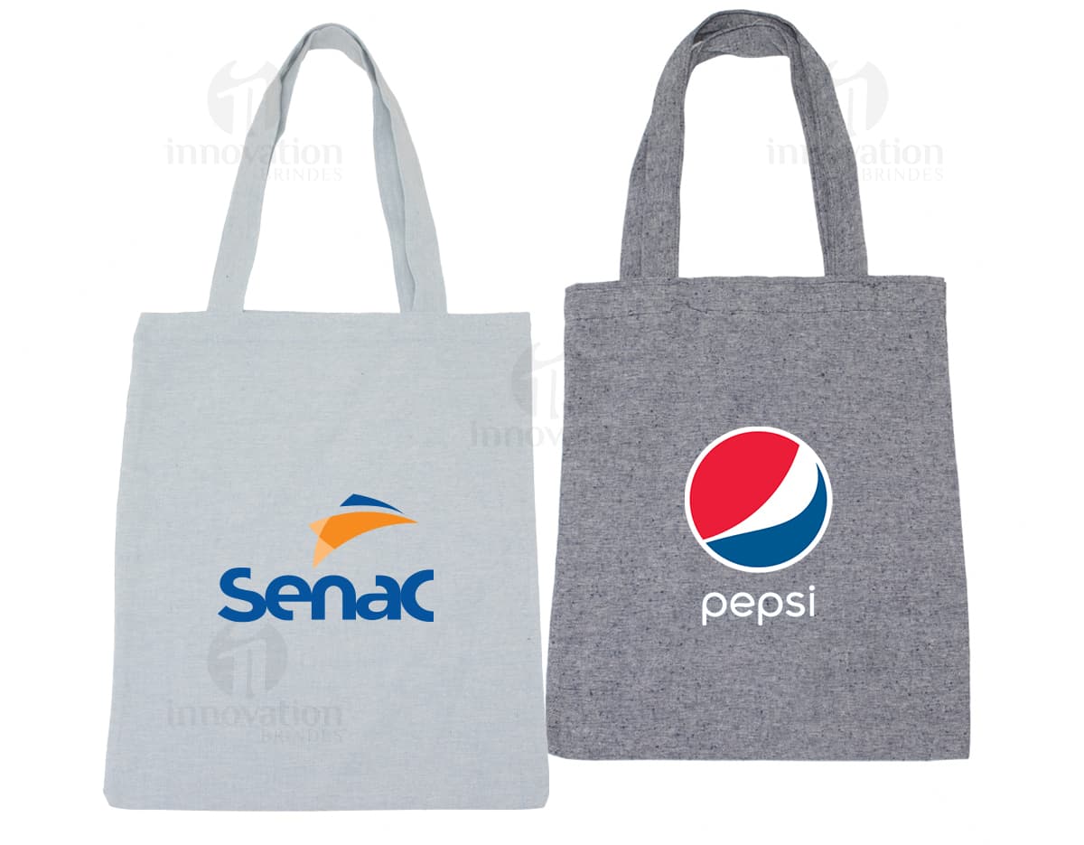 Sacolas de algodão marrom com alças internas em uma loja de moda feminina. Os sacos estão vazios e fechados com etiquetas de papel e fechos de segurança. O design inclui um símbolo de cadeado e etiquetas de preço. Ideal para embalar roupas, presentes ou mercadorias, proporcionando segurança e proteção aos itens contidos.