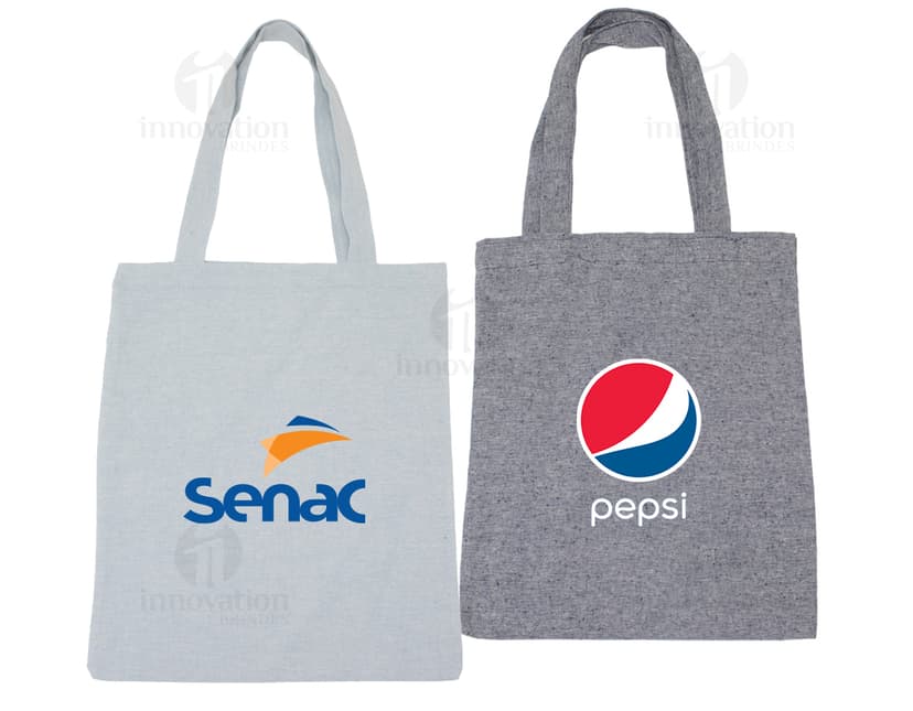 Sacolas de algodão marrom com alças internas em uma loja de moda feminina. Os sacos estão vazios e fechados com etiquetas de papel e fechos de segurança. O design inclui um símbolo de cadeado e etiquetas de preço. Ideal para embalar roupas, presentes ou mercadorias, proporcionando segurança e proteção aos itens contidos.