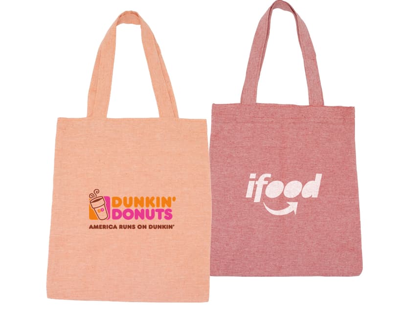 Sacolas de algodão marrom com alças internas em uma loja de moda feminina. Os sacos estão vazios e fechados com etiquetas de papel e fechos de segurança. O design inclui um símbolo de cadeado e etiquetas de preço. Ideal para embalar roupas, presentes ou mercadorias, proporcionando segurança e proteção aos itens contidos.