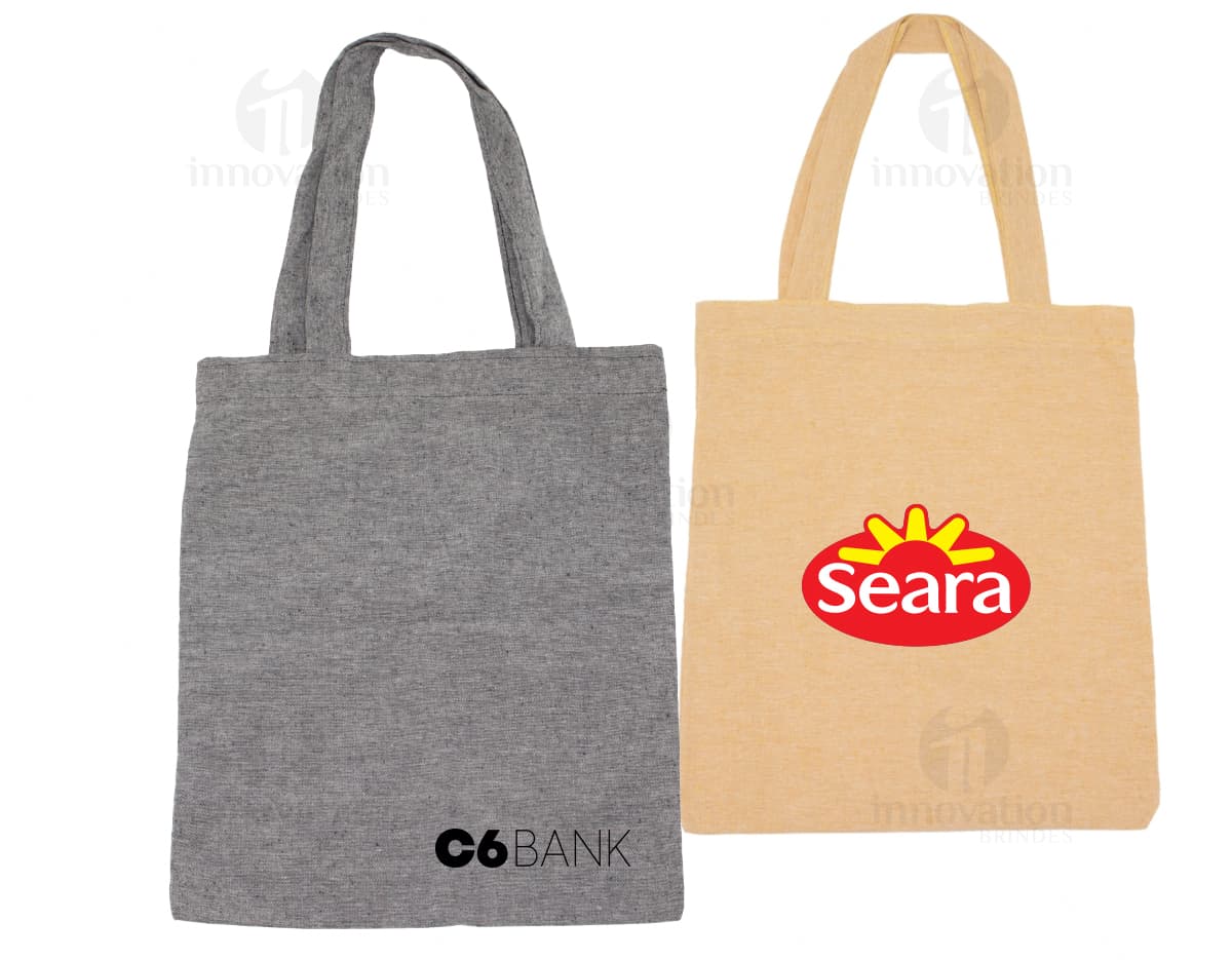 Sacolas de algodão marrom com alças internas em uma loja de moda feminina. Os sacos estão vazios e fechados com etiquetas de papel e fechos de segurança. O design inclui um símbolo de cadeado e etiquetas de preço. Ideal para embalar roupas, presentes ou mercadorias, proporcionando segurança e proteção aos itens contidos.