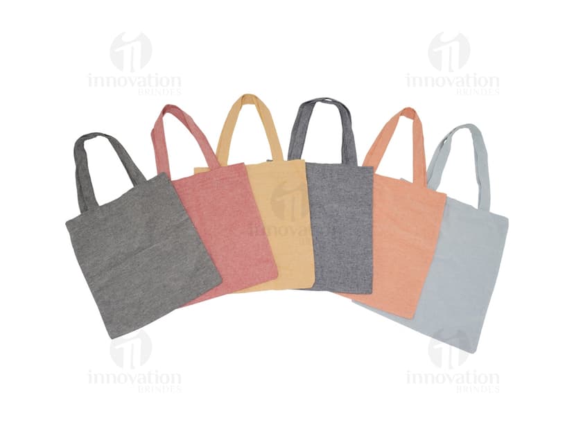 Sacolas de algodão marrom com alças internas em uma loja de moda feminina. Os sacos estão vazios e fechados com etiquetas de papel e fechos de segurança. O design inclui um símbolo de cadeado e etiquetas de preço. Ideal para embalar roupas, presentes ou mercadorias, proporcionando segurança e proteção aos itens contidos.