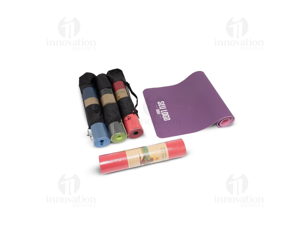 Tapete de Yoga TPE Ecológico em destaque, com tonalidades de marrom e preto. Objeto moderno e elegante, ideal para praticar yoga e meditação.