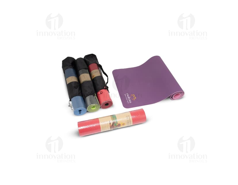 Tapete de Yoga TPE Ecológico em destaque, com tonalidades de marrom e preto. Objeto moderno e elegante, ideal para praticar yoga e meditação.