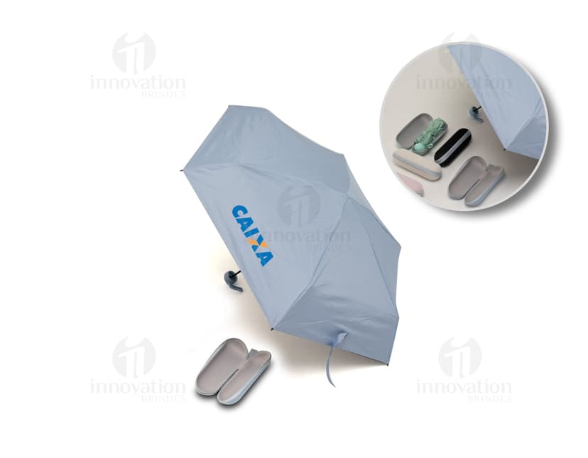 Guarda chuva manual sendo segurado por uma pessoa sorridente em um escritório moderno com um computador e monitor ao fundo. O guarda chuva é preto e está aberto, sugerindo proteção contra a chuva. A pessoa está vestindo roupas profissionais e parece feliz. A imagem transmite a ideia de segurança e conforto em dias chuvosos.