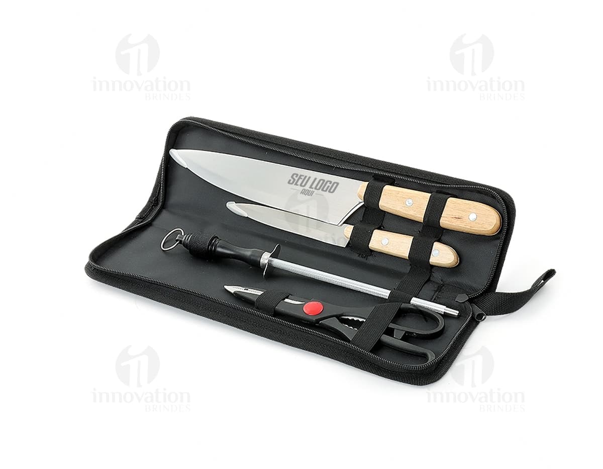 Kit Churrasco 4 Peças em Aço Inoxidável em Case de Couro - Ideal para um churrasco perfeito! Com faca, garfo, pegador e escova, é o acessório de trabalho indispensável. Prático, afiado e elegante, este kit de churrasco vai transformar qualquer evento em um sucesso. Adquira já o seu!