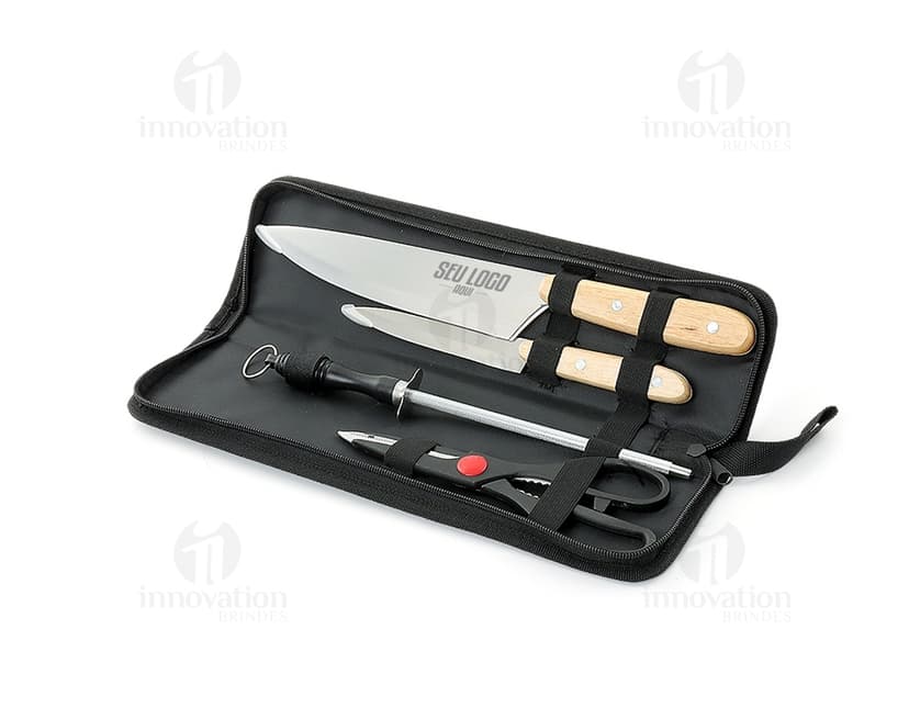 Kit Churrasco 4 Peças em Aço Inoxidável em Case de Couro - Ideal para um churrasco perfeito! Com faca, garfo, pegador e escova, é o acessório de trabalho indispensável. Prático, afiado e elegante, este kit de churrasco vai transformar qualquer evento em um sucesso. Adquira já o seu!