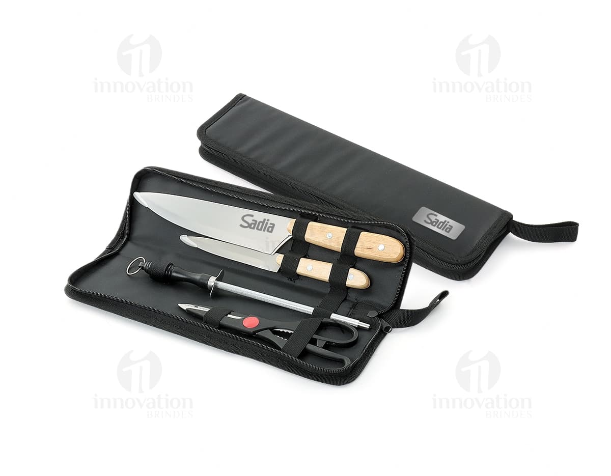 Kit churrasco 4 peças em aço inox e couro - ideal para os amantes de um bom churrasco! Este conjunto vem em um prático estojo, com faca, garfo, espátula e pegador. Tenha sempre à mão as melhores ferramentas para fazer um churrasco perfeito. Acessório indispensável para os momentos de lazer e confraternização. Adquira já o seu kit churrasco e se destaque no preparo das carnes!