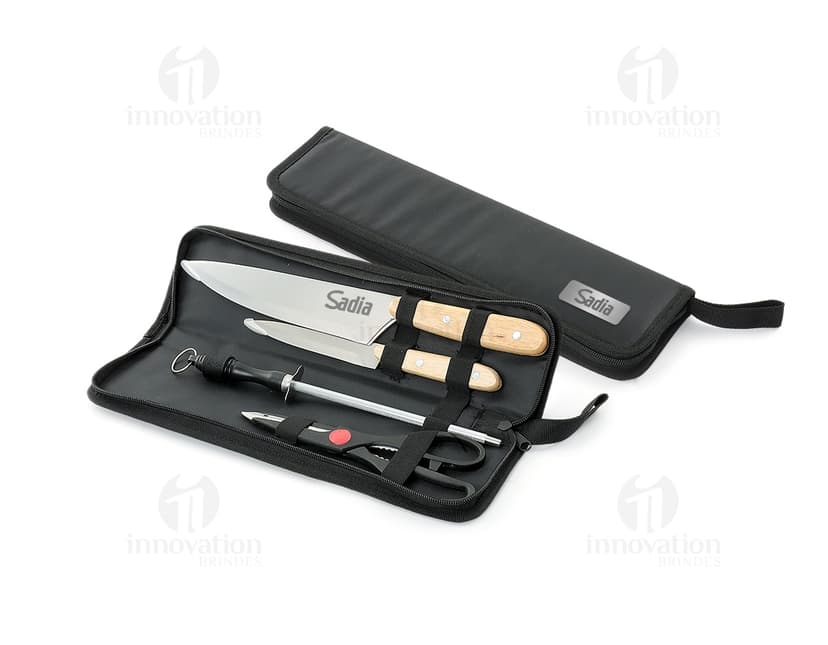 Kit churrasco 4 peças em aço inox e couro - ideal para os amantes de um bom churrasco! Este conjunto vem em um prático estojo, com faca, garfo, espátula e pegador. Tenha sempre à mão as melhores ferramentas para fazer um churrasco perfeito. Acessório indispensável para os momentos de lazer e confraternização. Adquira já o seu kit churrasco e se destaque no preparo das carnes!