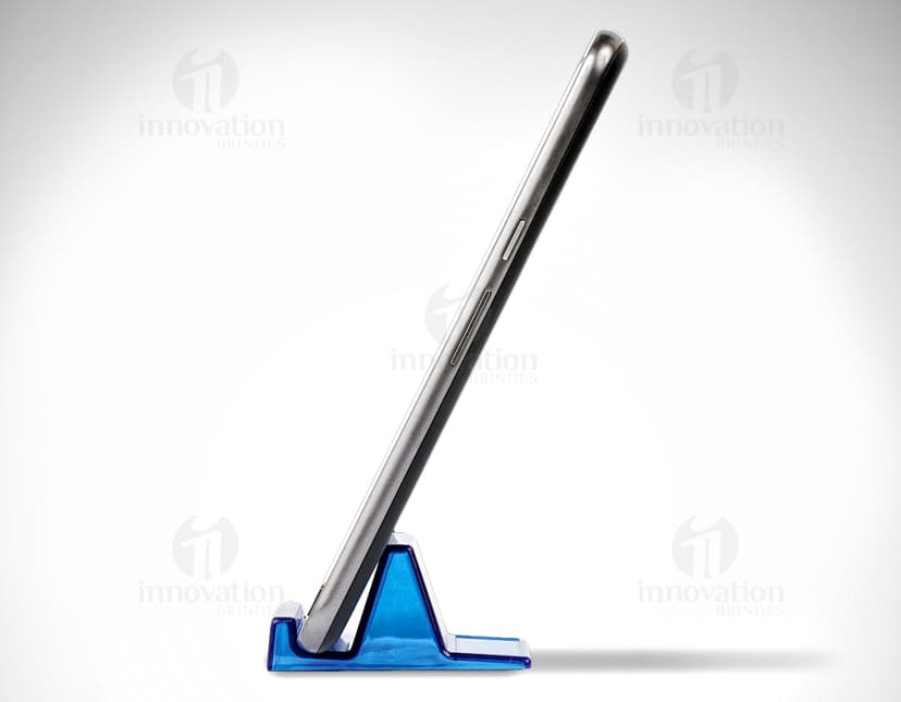 Suporte acrílico para celular em um escritório com computador, notebook, lápis, tela digital e outros equipamentos de escritório.