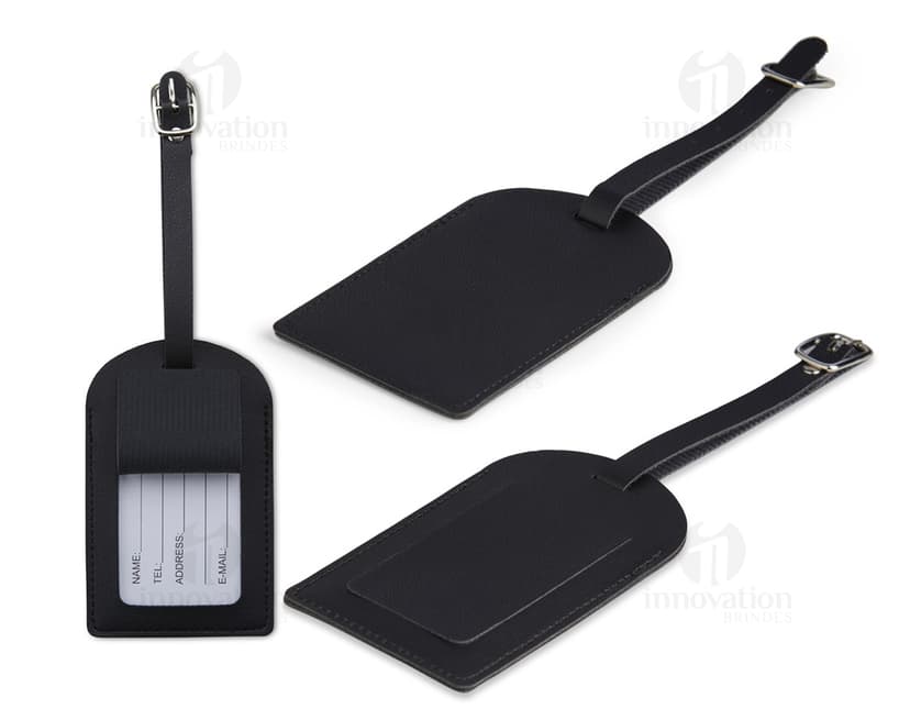 Tag identificado em couro sintético, preto e vazada para comunicação, conectada a um adaptador de radio em um sistema de comunicação. Aparelho eletrônico moderno, com cabo de metal, conectado a um computador via plug. Integrado a um microfone e com conexão de rede. Ideal para uso em escritório ou em casa, podendo ser utilizada como utensílio de trabalho.