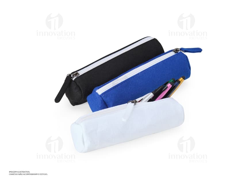 Estojo escolar de feltro preto com design moderno e elegante, perfeito para organizar materiais escolares e manter tudo em ordem.