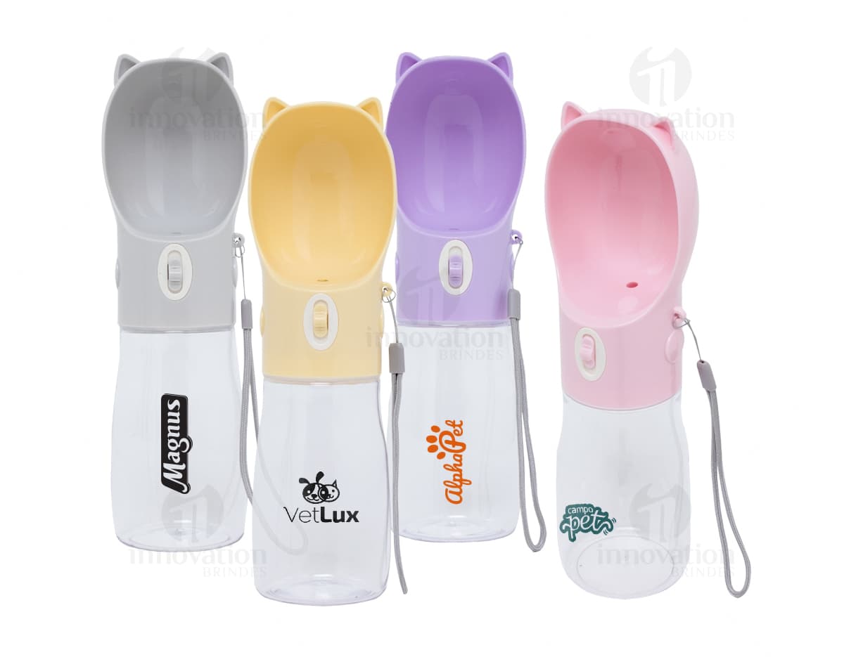 Garrafa Bebedouro Pet 420ml - Leve e prática, a garrafa bebedouro pet 420ml é perfeita para manter seu melhor amigo hidratado durante os passeios. Com design moderno e fácil de transportar, ela é ideal para cães de todos os tamanhos. Garanta já a sua! #BrindesPet #GarrafaPet #HidrataçãoCanina